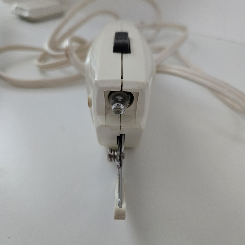 1970's Aunt Mary's Electric Scissors Model A3004 - Picture 5 of 10